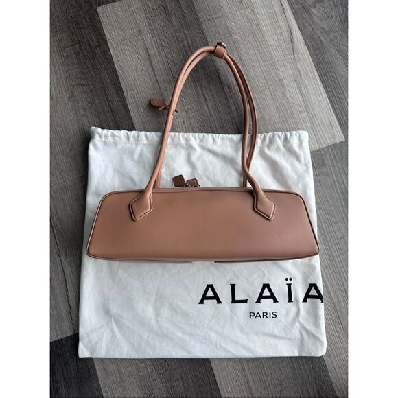 ALAIA Le Teckel Medium Shoulder Bag in Goatskin $2950 - Picture 5 of 13
